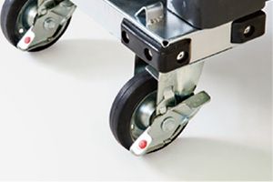 ストッパー機能付<br> キャスターに足踏み式のストッパー機 能を標準装備しています。操作が容易 で簡単にロックが可能です。