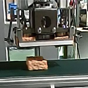 ロボットシステム　導入事例　厚揚げピッキングロボット